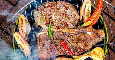 Рецепт Стейка портерхаус на углях, с перечным соусом