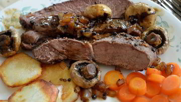 Рецепт Стейка с черным перцем, коньяком и грибами