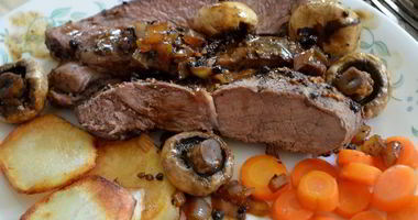 Рецепт Стейка с черным перцем, коньяком и грибами
