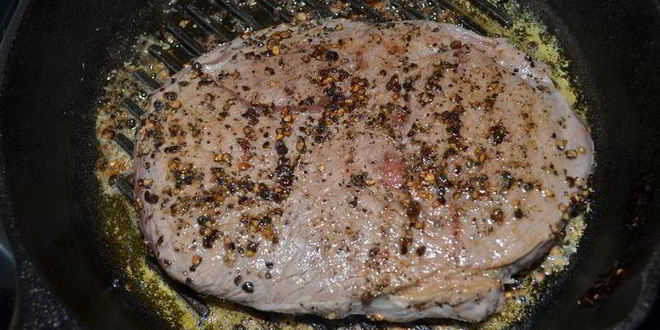 Рецепт стейка с черным перцем, коньяком и грибами