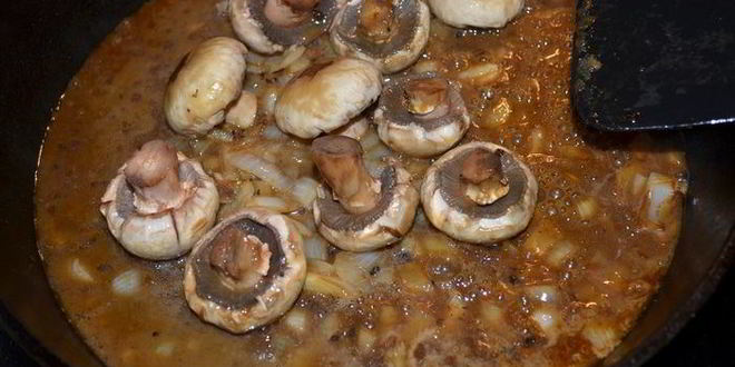 Рецепт стейка с черным перцем, коньяком и грибами