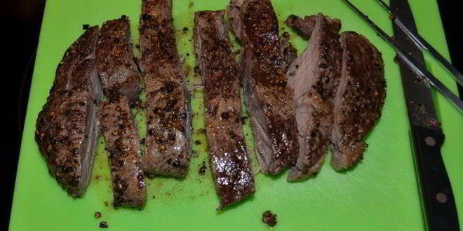 Рецепт стейка с черным перцем, коньяком и грибами