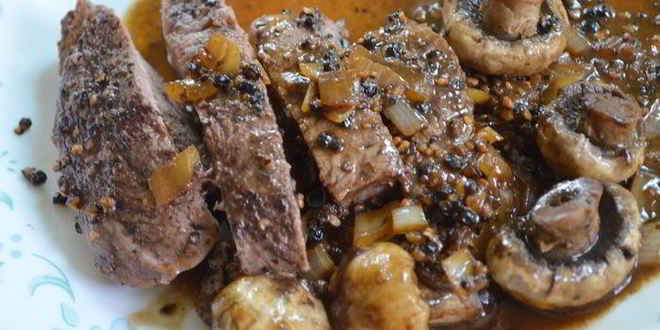 Рецепт стейка с черным перцем, коньяком и грибами