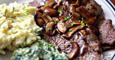 Рецепт Стейка с грибным соусом и сливочным шпинатом
