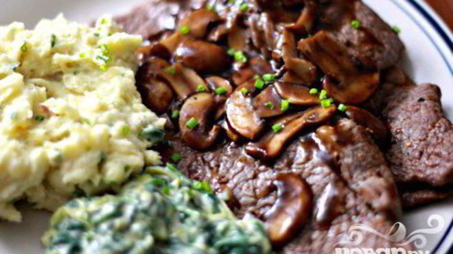 Рецепт стейка с грибным соусом и сливочным шпинатом