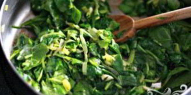 Рецепт стейка с грибным соусом и сливочным шпинатом