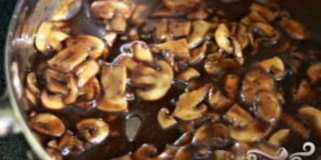 Рецепт стейка с грибным соусом и сливочным шпинатом