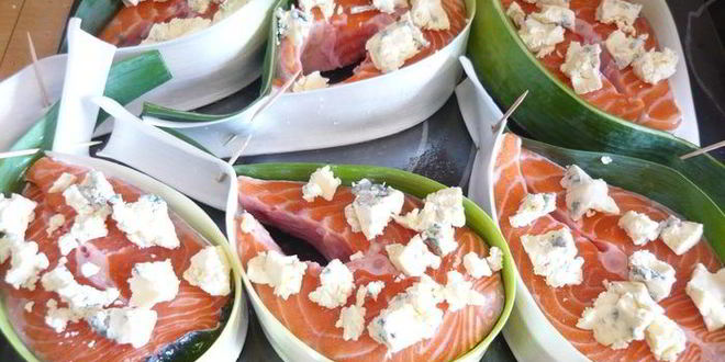 Рецепт стейков из лосося с голубым сыром