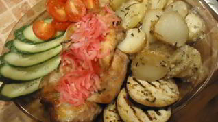 Рецепт Стейков с картофелем по-деревенски, маринованным луком и овощами