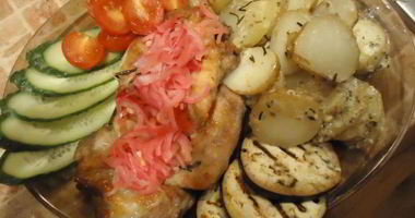 Рецепт Стейков с картофелем по-деревенски, маринованным луком и овощами