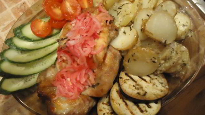 Рецепт стейков с картофелем по-деревенски, маринованным луком и овощами