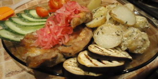 Рецепт стейков с картофелем по-деревенски, маринованным луком и овощами