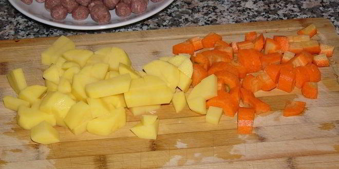 Рецепт говяжьих тефтелей с булгуром, тушеные с овощами