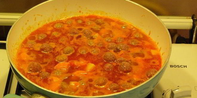 Рецепт говяжьих тефтелей с булгуром, тушеные с овощами