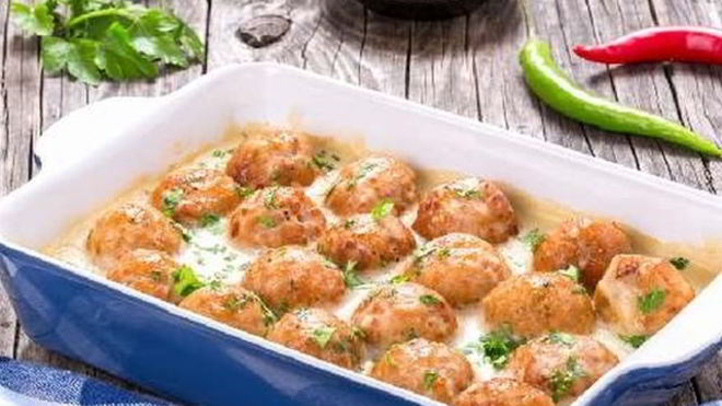 Рецепт куриных тефтелей с йогуртовым соусом