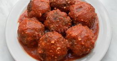 Рецепт Мясных тефтелей с рисом и овощами в томатном соусе