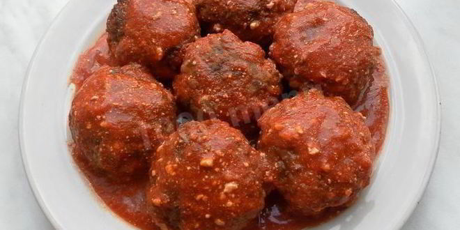 Рецепт Мясных тефтелей с рисом и овощами в томатном соусе