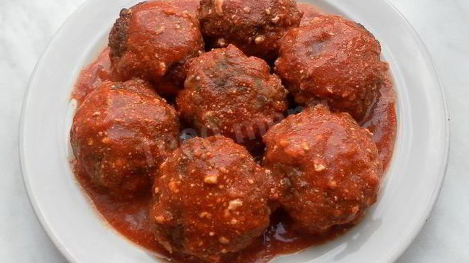 Рецепт мясных тефтелей с рисом и овощами в томатном соусе