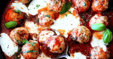 Рецепт Тефтелей с моцареллой в томатном соусе