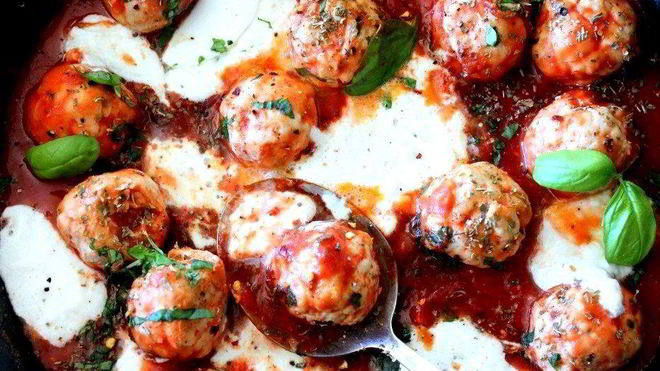 Рецепт тефтелей с моцареллой в томатном соусе