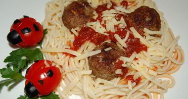 Рецепт Тефтелек и спагетти с соусом Божья коровка