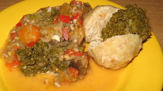 Рецепт вареных тефтелей с овощным гарниром