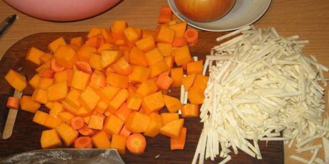 Рецепт вареных тефтелей с овощным гарниром