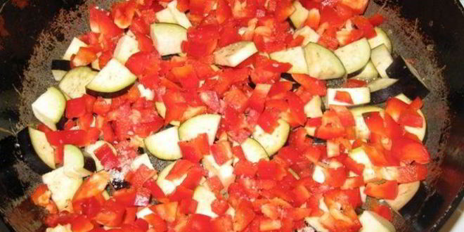 Рецепт вареных тефтелей с овощным гарниром