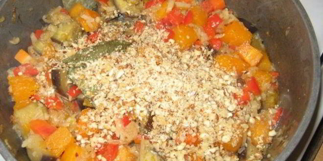 Рецепт вареных тефтелей с овощным гарниром