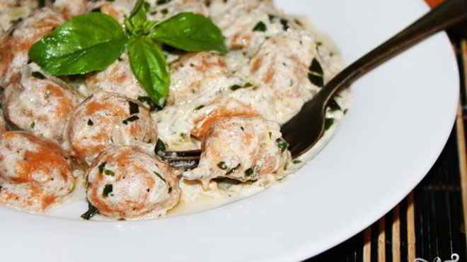 Рецепт томатных ньокков с базиликом и сметанным соусом