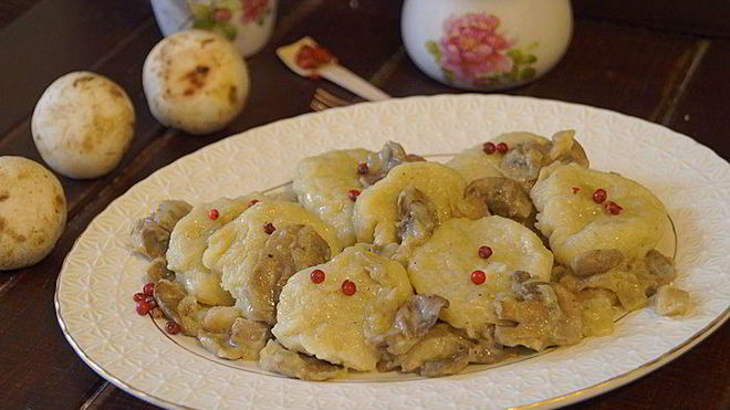 Рецепт ленивых картофельных вареников с соусом из шампиньонов