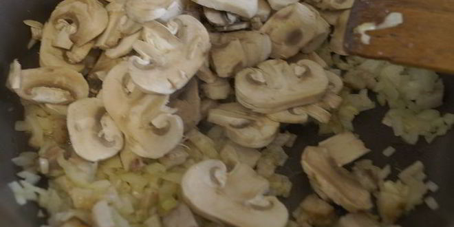 Рецепт ленивых картофельных вареников с соусом из шампиньонов