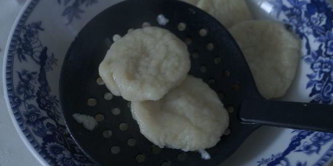 Рецепт ленивых картофельных вареников с соусом из шампиньонов