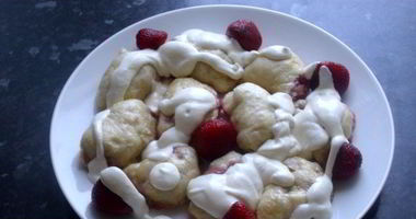 Рецепт Вареников с клубникой на кефире