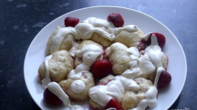 Рецепт вареников с клубникой на кефире