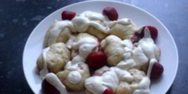 Рецепт вареников с клубникой на кефире