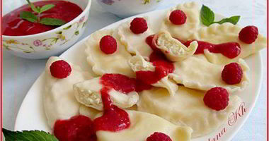 Рецепт Вареников с творогом и мятно-малиновым соусом