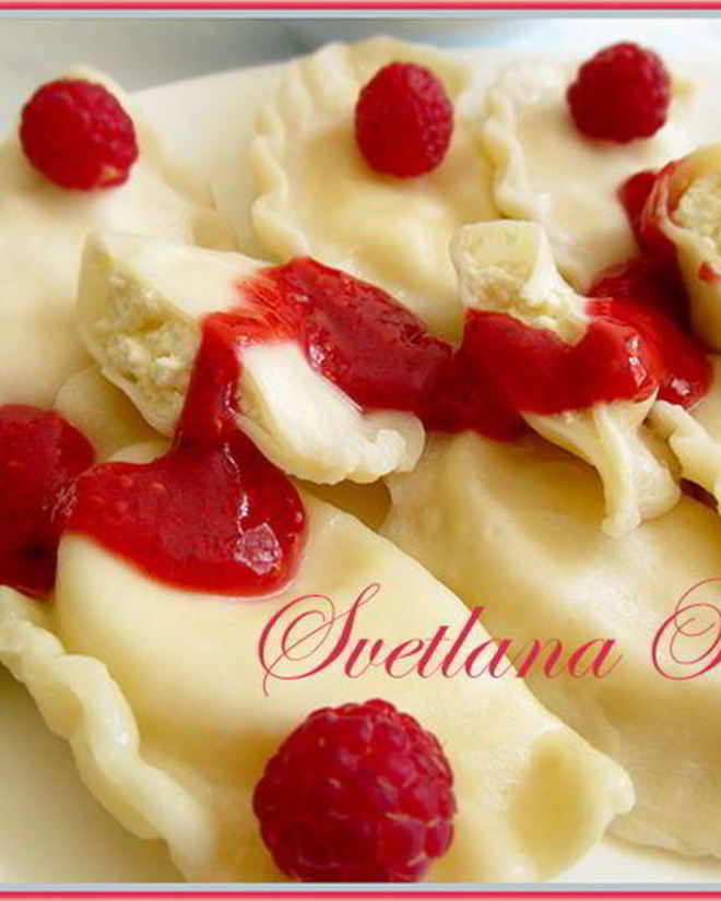 Рецепт вареников с творогом и мятно-малиновым соусом