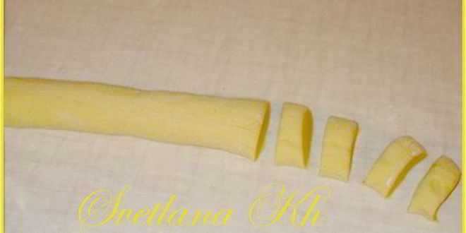 Рецепт вареников с творогом и мятно-малиновым соусом