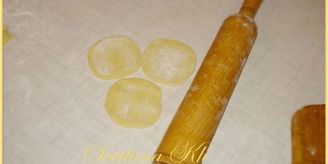 Рецепт вареников с творогом и мятно-малиновым соусом