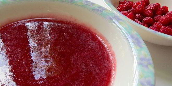 Рецепт вареников с творогом и мятно-малиновым соусом