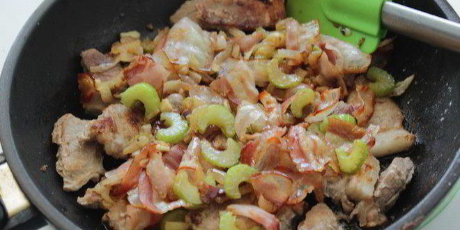 Рецепт мясного жаркого в соусе из сливок и белого вина