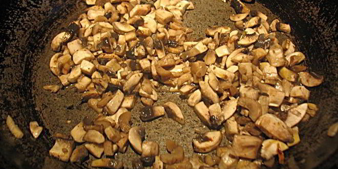 Рецепт картофельных зраз с грибами, запеченные в духовке с луковым соусом без муки