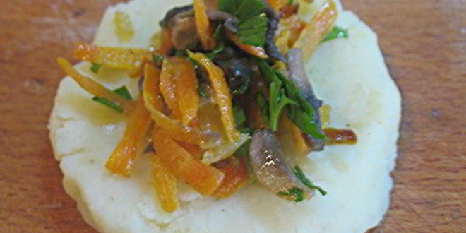 Рецепт картофельных зраз с грибами, запеченные в духовке с луковым соусом без муки