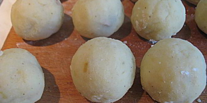 Рецепт картофельных зраз с грибами, запеченные в духовке с луковым соусом без муки