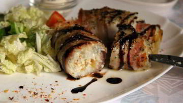 Рецепт Зраз из тилапии в беконе с овощным салатом