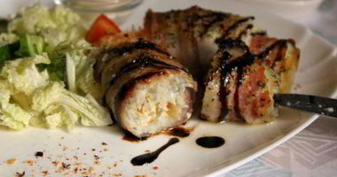 Рецепт Зраз из тилапии в беконе с овощным салатом