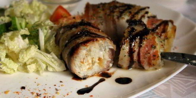 Рецепт зраз из тилапии в беконе с овощным салатом