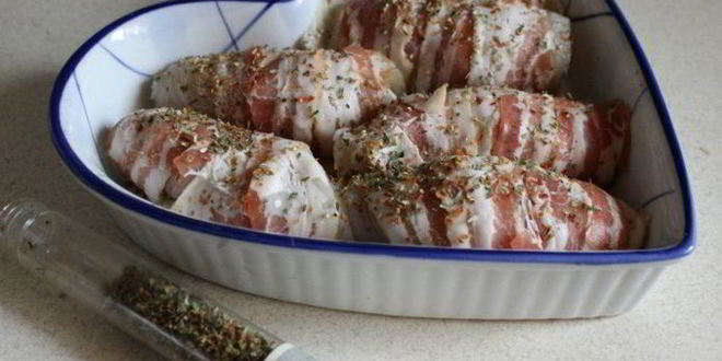 Рецепт зраз из тилапии в беконе с овощным салатом