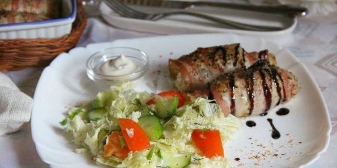 Рецепт зраз из тилапии в беконе с овощным салатом
